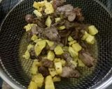 Foto langkah ke 3 dari resep Sambal goreng kentang ati ayam.