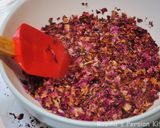 A picture of step 2 of Persian rose petals jam.
