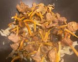 Une image de l'étape 1 de Pâtes, Chanterelles et Noix.