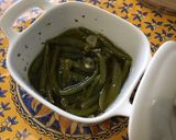 Une image de l'étape 7 de Piments verts indiens confits à l'ail, herbes et citron.
