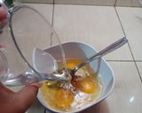 Foto langkah ke 3 dari resep 10. telur iris untuk nasi kuning.