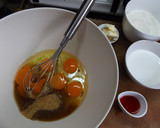 Foto del paso 1 de la receta: Pastel súper fácil de ciruelas rojas y arándanos