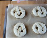 Foto del passaggio 9 della ricetta I bretzel (Pretzel)