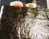 Hình bước làm 1 của món Lươn chay xào sả nghệ (rong biển cuộn tàu hủ)