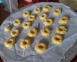 Foto langkah ke 5 dari resep Thumprint strawbery cheese cookies (tanpa oven & mixer).