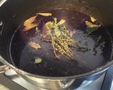 Une image de l'étape 2 de Bouillon violet au chou rouge et aromates du jardin (recette anti gaspi).