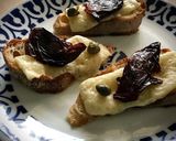 Foto del paso 3 de la receta: Tosta de queso curado con ciruela deshidratada y alcaparras