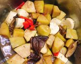 A picture of step 4 of Braised Vegetarian Sake.