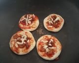 Foto langkah ke 5 dari resep Pizza Mini Teflon Tanpa Telur.