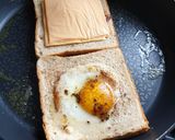 Une image de l'étape 3 de Tartines façon croque monsieur aux œufs coulant 😋 et son toast au fromage fondu.