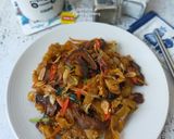 Foto langkah ke 5 dari resep Kwetiaw Goreng Jamur.