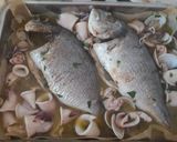 Foto del paso 7 de la receta: Dorada al horno con almejas, gambón, patatas y chipirones