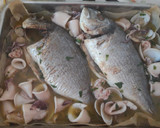 Foto del paso 7 de la receta: Dorada al horno con almejas, gambón, patatas y chipirones