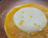 Foto del paso 3 de la receta: Tortilla con champiñones, langostinos y queso