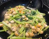 Hình bước làm 3 của món Mì gói xào sò điệp