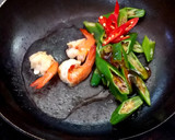 รูปขั้นตอนการทำที่ 5 ของ กระเจี๊ยบเขียวผัดกุ้ง