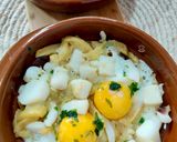 Foto del paso 8 de la receta: Cazuela de sepia encebollada con patatas fritas y huevos