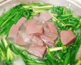 Hình bước làm 1 của món Canh hẹ nấu huyết