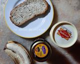 Une image de l'étape 1 de Tartine banane tahin et mélasse de dattes ☕.