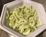 Une image de l'étape 3 de Salade de concombres marinés aux raisins et algues dulce.