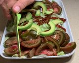 Foto del paso 6 de la receta: Ensalada de tomates, aguacate, verduras encurtidas y rulo de cabra tostado