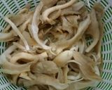 Foto langkah ke 4 dari resep Mie Jamur tanpa Ayam.