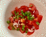 Foto del paso 2 de la receta: Ensalada de quinoa con picadillo de tomate y langostinos
