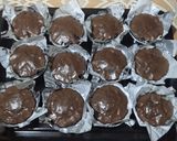Foto langkah ke 6 dari resep Fudgy Brownies Cupcake.