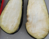 Foto del paso 1 de la receta: Berenjena rellena de queso y tomate