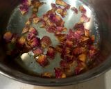 A picture of step 3 of Rose water🌹🌹.
