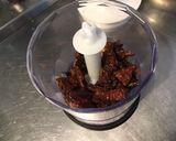 Une image de l'étape 2 de Hamburgers aux tomates séchées,ail mariné et épices italiennes.