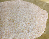 Foto del paso 2 de la receta: Pizza de calabacín y jamón con masa integral casera