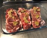 Une image de l'étape 5 de Côtes de porc aux olives bicolores et échalotes.