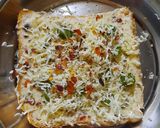 ચીલી ગાર્લીક ચીઝ ટોસ્ટ(Chili Garlic Cheese Toast Recipe In Gujarati) રેસીપી સ્ટેપ2ફોટો