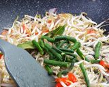 Foto langkah ke 5 dari resep Tumis tauge dan tahu pong pedas.
