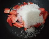 Foto langkah ke 2 dari resep Korean Strawberry Milk.