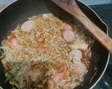 Foto langkah ke 7 dari resep Oseng Kecambah Sosis Pedas.