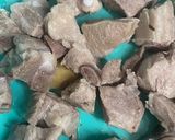 Hình bước làm 2 của món Canh sườn nấm rong biển
