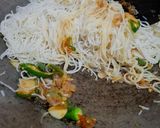 Foto langkah ke 4 dari resep Bihun Goreng Lombok Ijo.