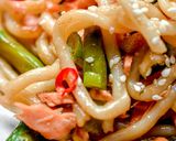 A picture of step 4 of Salmon & Asparagus Udon Noodles.