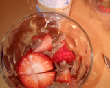 Foto del paso 2 de la receta: Postre sencillo de fresas con nata