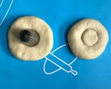 Gambar langkah 3 resipi Donat Coklat.