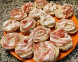 Foto del passaggio 1 della ricetta Crostini  mimosa con pane ai cereali pancetta toscana, asparagi di monte e tuorlo di uovo sodo