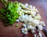 Foto del paso 1 de la receta: Pasteles semi-integrales con cebolla de verdeo y huevo💚+🟡