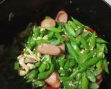 Foto langkah ke 5 dari resep Orak-arik Buncis Sosis.
