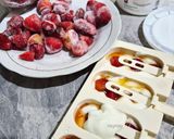 Foto langkah ke 2 dari resep Strawberry Yogurt Popsicles.