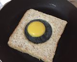 Foto langkah ke 2 dari resep Roti 'egg in the hole'.