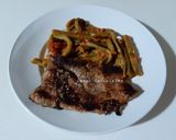 Une image de l'étape 10 de Steak de veau poêlée aux haricots verts à la tomate 🍴.