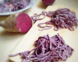 Foto langkah ke 5 dari resep Mie Ubi Ungu.