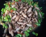 Foto langkah ke 5 dari resep Tumis Cumi Asin & Buncis Saus Tiram.